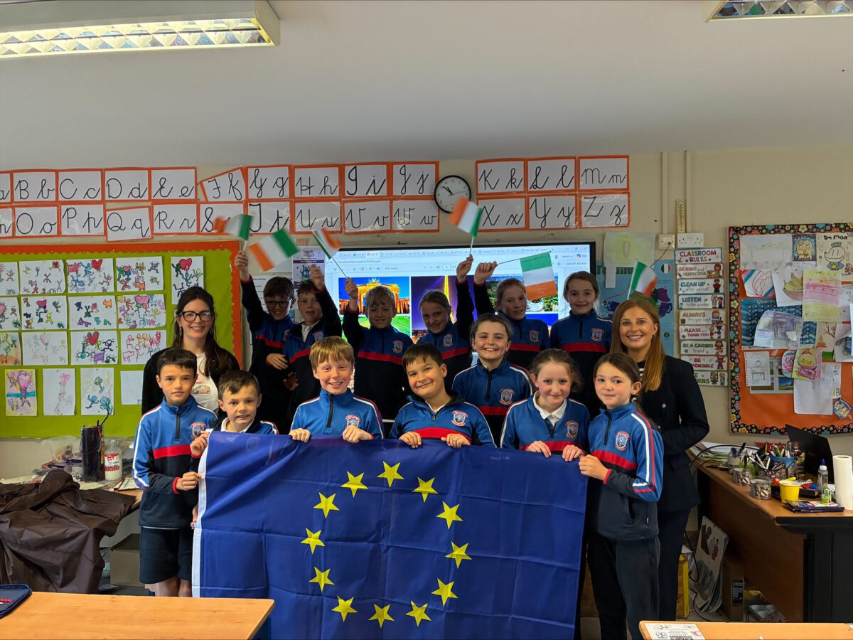 Réalt Na Mara 3rd Class Group Photo with EU Flag